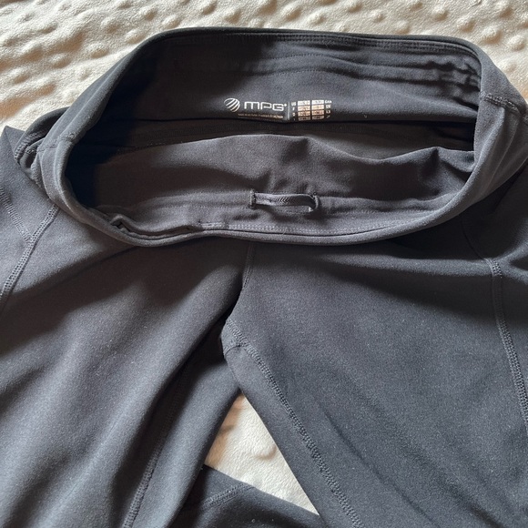 MPG mid-rise capri leggings - Picture 4 of 12